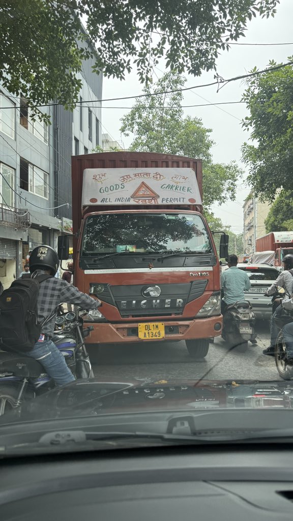 Aprajita136's tweet photo. Where is the @dtptraffic when such trucks drive wrong and block the roads? Is it just for not wearing a seatbelt that one should be fined? @DelhiPolice @BJP4Delhi @gupta_rekha sarkar kuch karti hai ya bas photo khichati h? https://t.co/3WKeozrHjq
