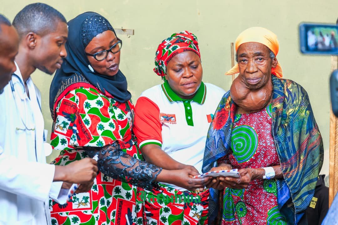 IntumwaNews's tweet photo. Burundi-Pilitique : Les Bakenyererarugamba poursuivent leurs actions de solidarité en faveur des familles vulnérables et des orphelins.

Poursuivant leur engagement en faveur de la solidarité, les Bakenyererarugamba de la province de Bujumbura, conduites par Mme Nadine Barampama, responsable de la ligue nationale des Bakenyererarugamba du CNDD-FDD, ont poursuivi leurs activités caritatives en commune Mugina à l'endroit des personnes vulnérables.
La délégation s'est d'abord rendue au centre d'accueil des orphelins de Mabayi, géré par les Sœurs Bénédictines de la Providence, qui héberge 37 enfants. À cette occasion, elle a remis un important don composé de vivres, d'une somme d'argent ainsi que de divers produits de première nécessité destinés au bien-être des enfants.

Les Bakenyererarugamba ont ensuite visité la Clinique Médicale Amahoro de Nyeshenza, située sur la colline Rugajo, où elles ont apporté leur soutien aux malades hospitalisés. Elles ont également pris en charge les frais d'hospitalisation des  patients guéris mais incapables de régler leurs factures médicales.
La délégation a également rendu visite à une femme malvoyante résidant sur la colline Nyempundu, dans la zone Nyamakarabo. Les Bakenyererarugamba lui ont officiellement remis les clés d'une maison qu'elles lui ont fait construire avant de lui offrir des équipements ménagers, notamment un matelas et des vivres.
Mme Nadine Barampama a indiqué que ces actions visent à soutenir les familles défavorisées et à promouvoir les valeurs de solidarité. Elle a appelé toute personne de bonne volonté à venir en aide aux plus démunis, soulignant que cette démarche répond aux principes de compassion et de partage - fondement des idéaux du parti CNDD-FDD. Selon elle, ces initiatives traduisent également la volonté dudit parti de placer Dieu au centre de son action et de soutenir les couches les plus vulnérables de la population. Elle a enfin réaffirmé que les Bakenyererarugamba continueront à répondre aux orientations du parti.
De son côté, la responsable provinciale des Bakenyererarugamba de Bujumbura a exhorté ses membres à poursuivre les activités de développement, notamment à travers la promotion des cultures d'exportation comme l'avocat et le café. Elle les a également invitées à accorder une attention particulière à une bonne éducation des enfants, rappelant que celle-ci constitue le fondement même du développement de tout pays.
Ces actions de solidarité sont menées à travers tout le Burundi au profit des personnes vulnérables, sans distinction d'appartenance politique.