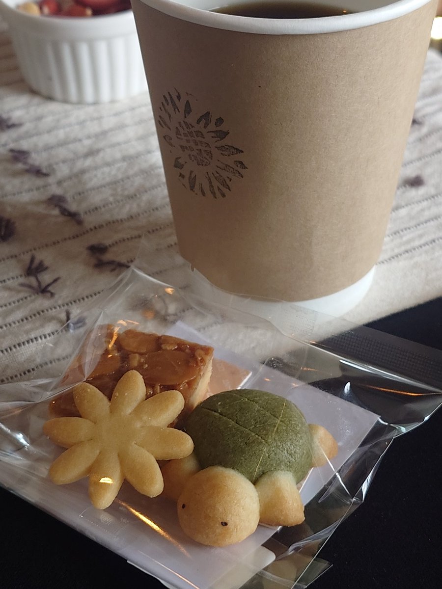 p_delta_v's tweet photo. 可愛い🐢🌼
#colorfulCoffee
#菓子工房Kanade https://t.co/xpd140r4jW