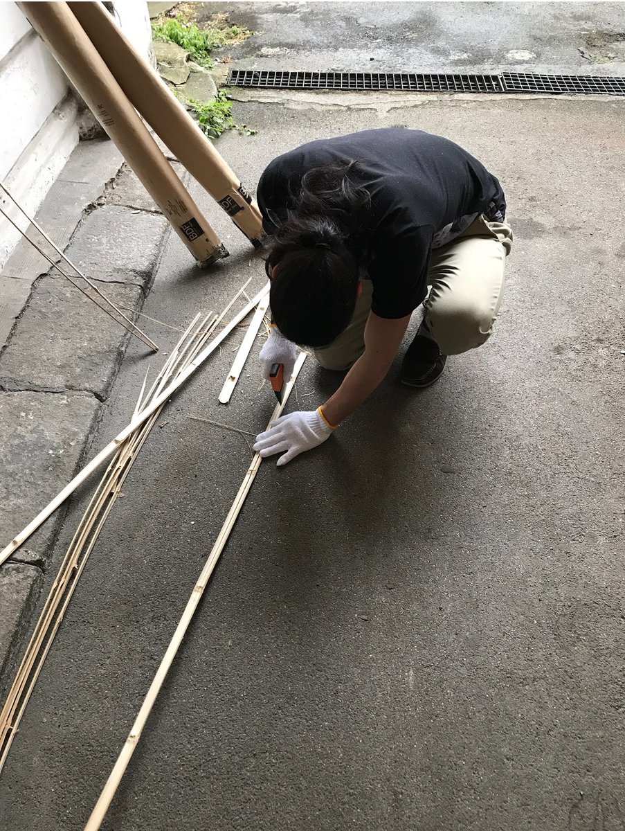 kiradaria's tweet photo. #15th振り返り 

2017年6月
ショーをひとつ終えた頃イッヌも合流

パリで竹を購入し（これが大変だった）斧を買いEXPOで使うプロップスを作りました https://t.co/YSUjJUHF68