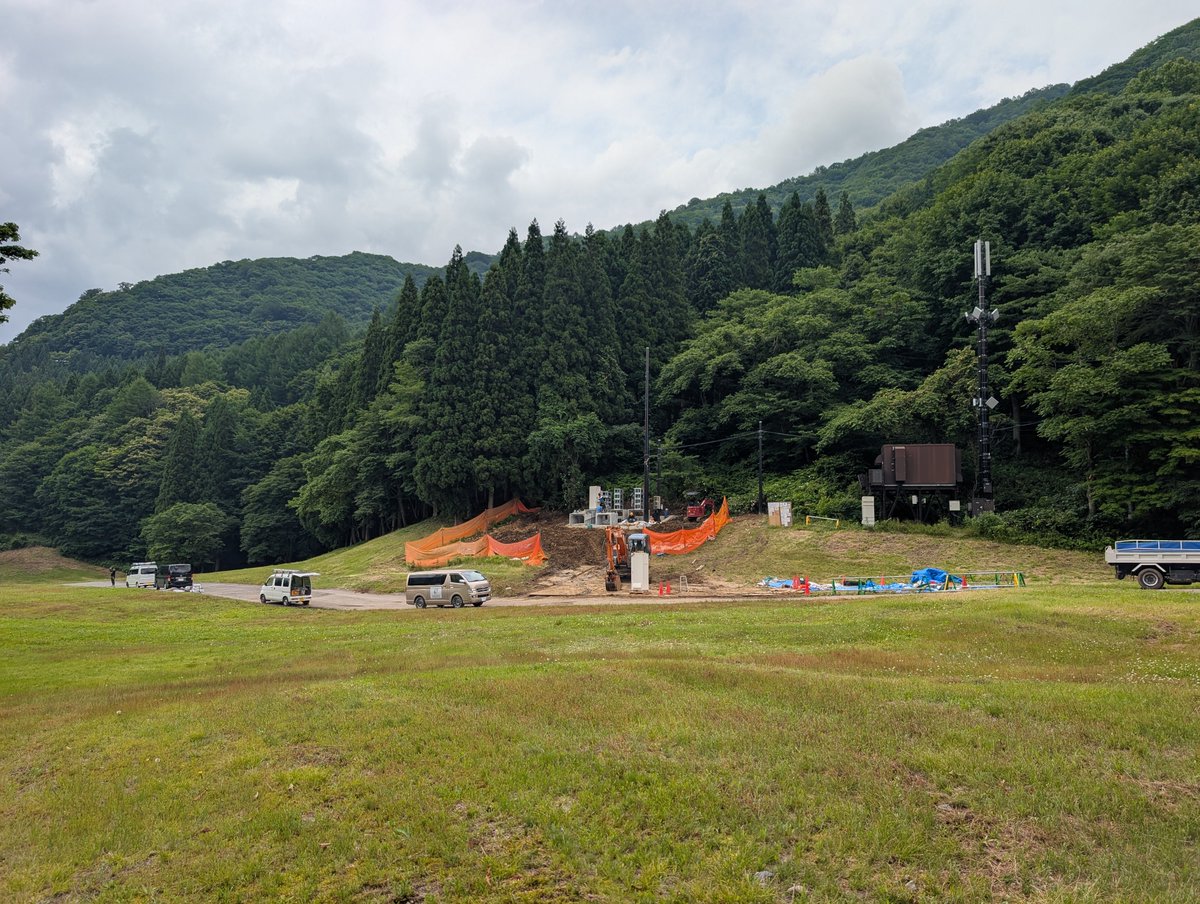 hiramatu's tweet photo. グリーンステージの後ろで設置物追加工事してるから、この辺りを拠点にしている人は注意した方がいいかも。 https://t.co/5I8DcxXvHx