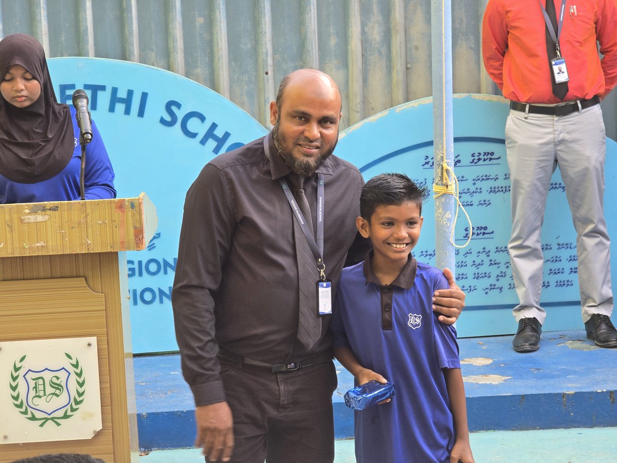 DhangethiSchool's tweet photo. ދިވެހި ކު��ަބުގެ ފަރާތުން ކުރިއަށް ގެންދިޔަ ތަސްވީރަށް ވާހަކަ ލިޔުމުގެ މުބާރާތުން ވަނަވަނަ ހާސިލުކުރި ދަރިވަރުންނަށް މަރުހަބާ! https://t.co/cgGjJWYwnA
