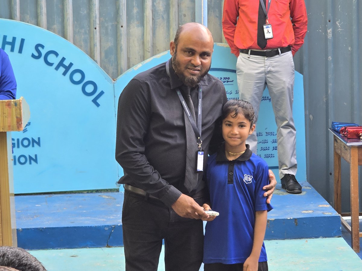 DhangethiSchool's tweet photo. ދިވެހި ކު��ަބުގެ ފަރާތުން ކުރިއަށް ގެންދިޔަ ތަސްވީރަށް ވާހަކަ ލިޔުމުގެ މުބާރާތުން ވަނަވަނަ ހާސިލުކުރި ދަރިވަރުންނަށް މަރުހަބާ! https://t.co/cgGjJWYwnA