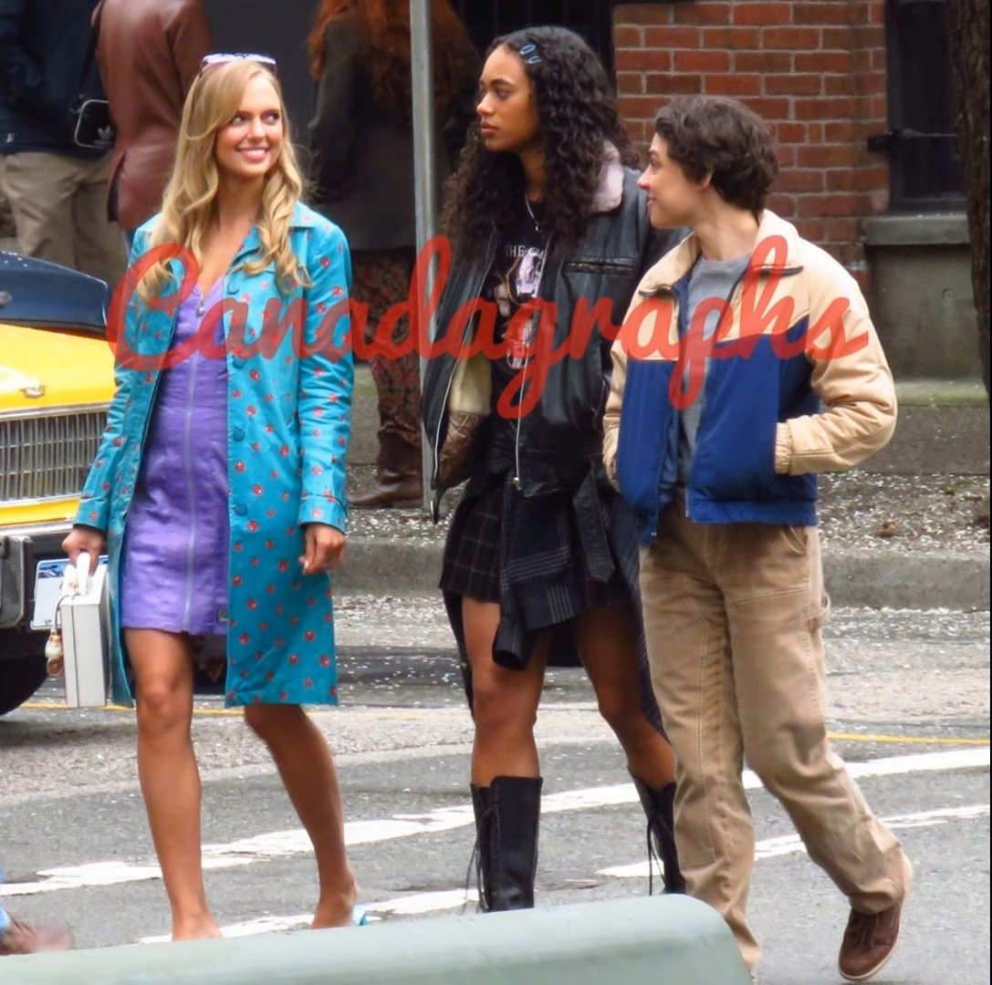 elle_updates's tweet photo. 'Elle' Season 2 will have an episode set in New York City

      One scene features Elle, Madison, Liz, and Kimberly going to see Rent, but discover it has moved to a Broadway theater

      Another will feature a heart-to-heart between Elle and Eva https://t.co/gvxkenmDoZ