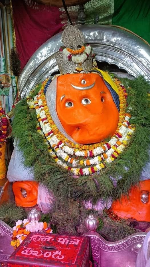 singhc5191's tweet photo. 🌺🙏 वाराणसी से श्री बड़ा गणेश जी के दिव्य दर्शन 🙏🌺

विघ्नहर्ता, मंगलकर्ता, प्रथम पूज्य भगवान श्री गणेश जी महाराज के श्रीचरणों में कोटि-कोटि प्रणाम। 

काशी नगरी में विराजमान श्री बड़ा गणेश जी के दिव्य दर्शन से मन श्रद्धा, भक्ति और सकारात्मक ऊर्जा से भर उठता है। प्रभु गणपति सभी भक्तों के जीवन से विघ्न-बाधाओं का नाश करें, बुद्धि, विवेक, सुख, समृद्धि और सफलता का आशीर्वाद प्रदान करें।

॥ वक्रतुण्ड महाकाय सूर्यकोटि समप्रभ ।
निर्विघ्नं कुरु मे देव सर्वकार्येषु सर्वदा ॥
🌼 गणपति बप्पा मोरया 🙏
🌺 श्री बड़ा गणेश जी महाराज की जय 🙏
🚩 हर हर महादेव! जय काशी विश्वनाथ 🔱🙏