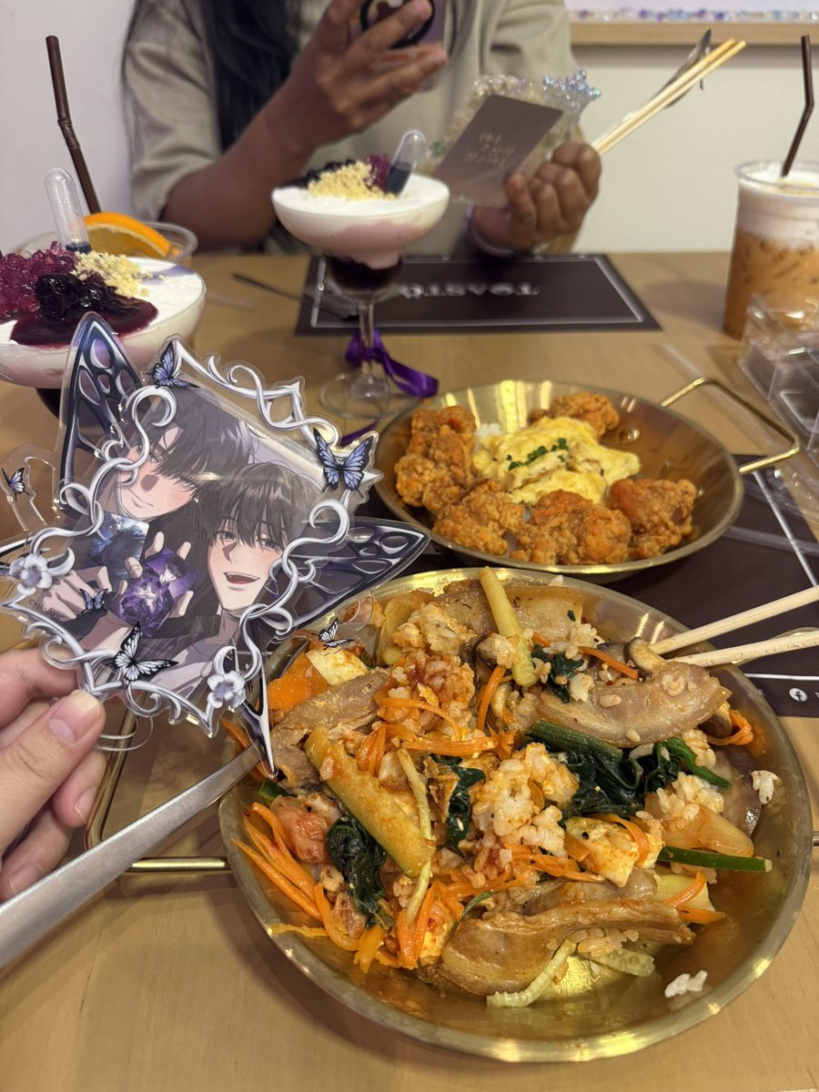 paozhii's tweet photo. คาเฟ่น้องพิษพี่กระบวยวันแรกที่ประเทศไทยเริ่มแล้วคับ !! 🎉 
แม้จะเป็นธีมหน้าร้อนแต่วันนี้กรุงเทพฝนตกฉ่ำแต่เช้า ✨
จองคิวผ่าน Line official @toasto.cafe  
ตั้งแต่วันที่ 4 กรกฎาคม - 3 สิงหาคม 2569

 #THGLLxTOASTO
 #พี่กระบวยเที่ยวไทย
 #ฮันเตอร์อยากใช้ชีวิตอย่างสงบ
 #헌터는조용히살고싶다
