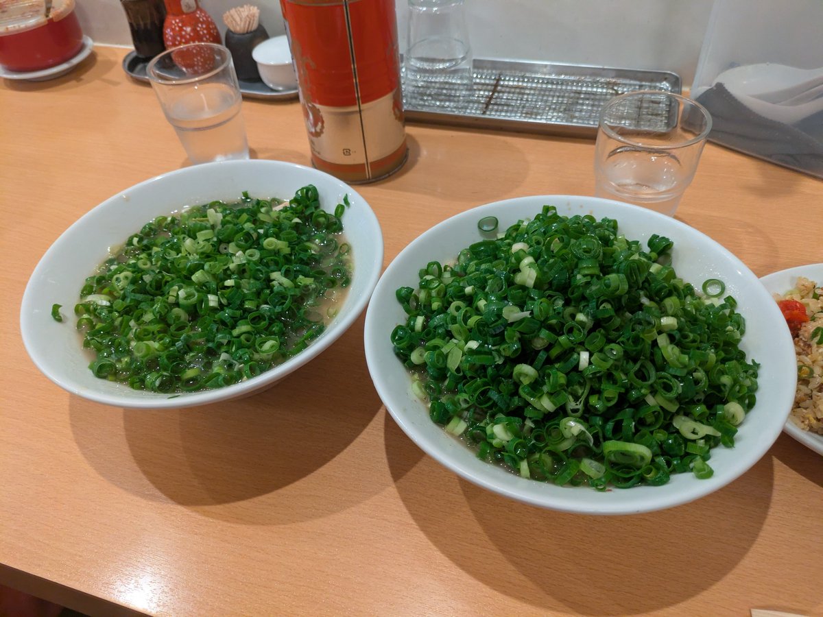 AtagoMit15908's tweet photo. 今日は、いつもと違うお店でラーメン。
私はネギ多め（右側）、なお、標準が左です。 https://t.co/FCsTMx2vBD