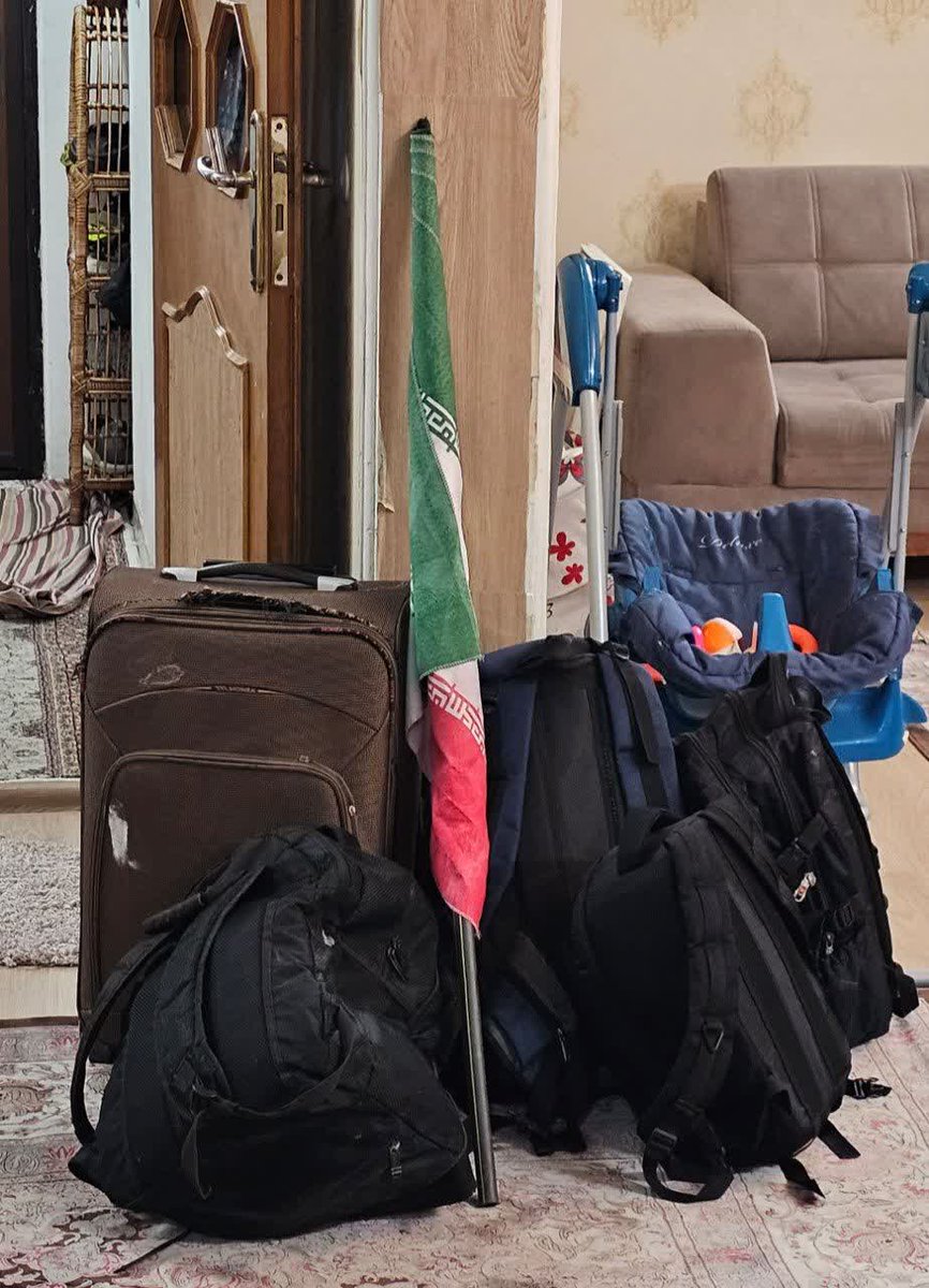 uranium0098's tweet photo. قسم به اون مشت گره کرده
این پرچم زمین نمی‌مونه

#یا_لثارات_الحسین
#باید_برخاست
#بدرقه_آقای_شهید_ایران https://t.co/Iy9aGhkPw4