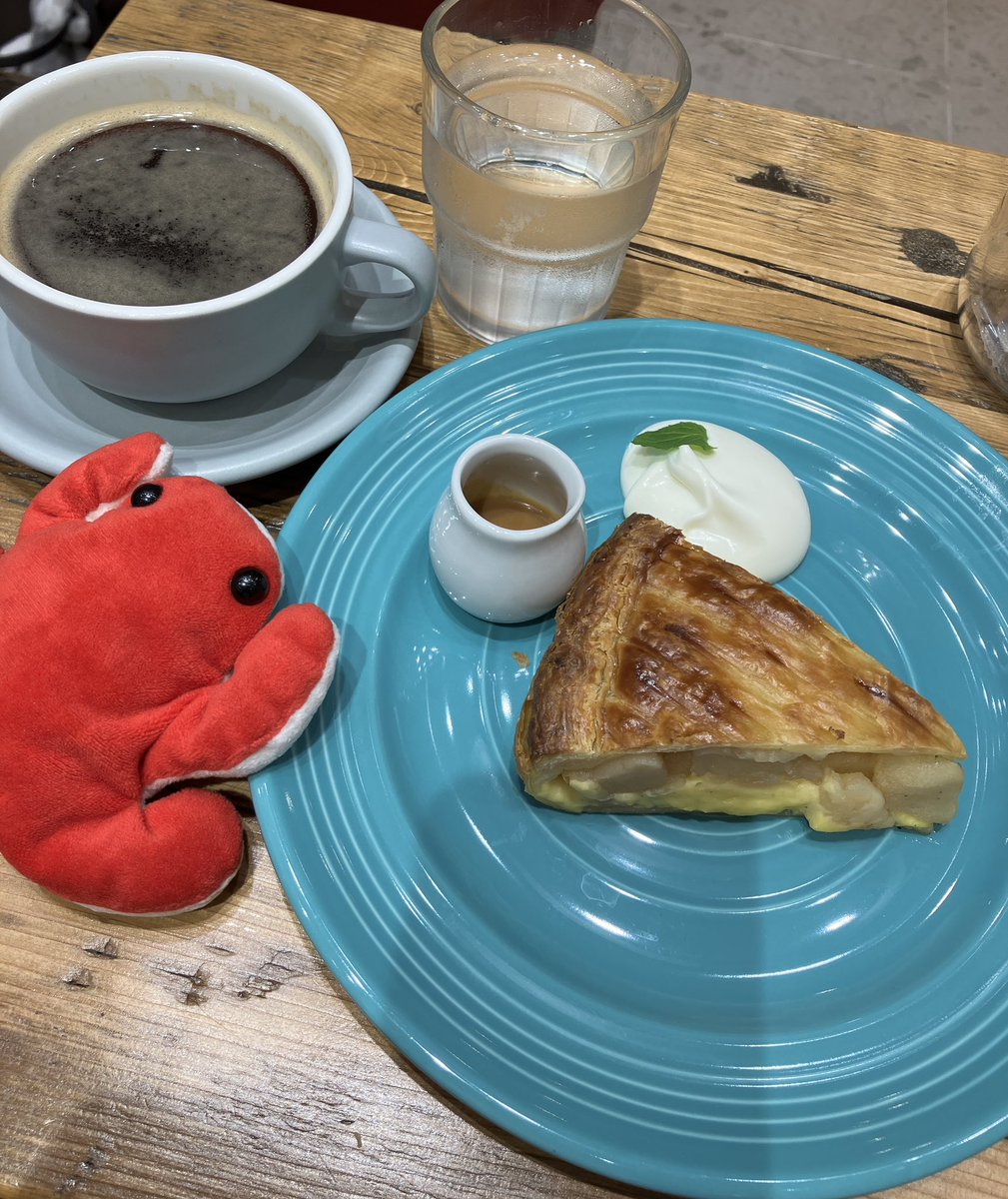 L1_Ba1's tweet photo. イングランドカスタード
と
ブレンドコーヒー

コーヒーは薄めだけど美味しい。

#けろ散歩 #けろカフェ
#グラニースミス https://t.co/FcrVu4s12N