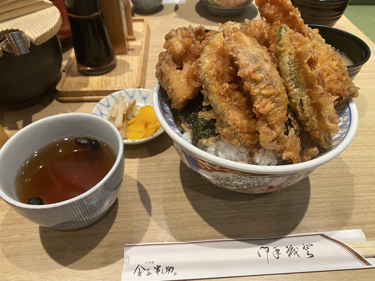 uduki201902's tweet photo. 銀座・丸の内・大手町界隈を散歩。思ってたりより日差しがキツくて頭部が熱くなった。道中パレスホテルのスイーツ＆デリに寄ってパンを買った後、オーテマチワンの金子半之助で天丼ランチ。お腹満腹。 https://t.co/pYNpGsr410