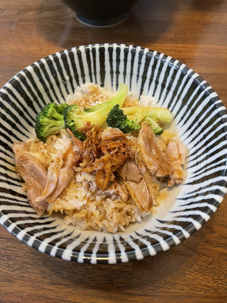 wanwanda86's tweet photo. 昼ご飯、鴨肉をご飯にのせたの台湾料理 https://t.co/Qr4CKRmeoj