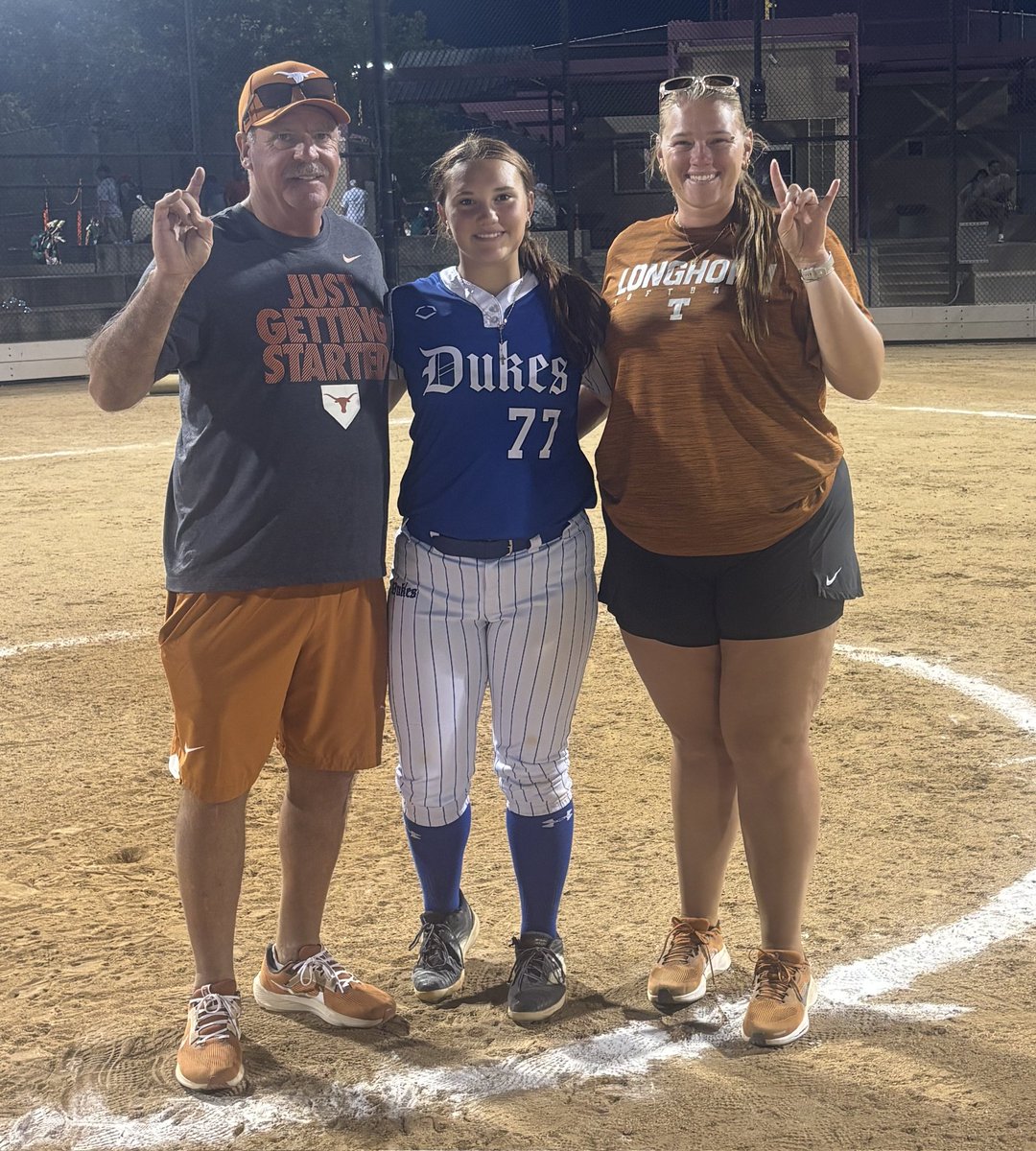 2029PitcherGigi's tweet photo. What an incredible experience. Texas Head Coach Mike White spent such a significant amount of time with me individually, I couldn't have imagined it any better. He is so down to Earth &amp; soft spoken. Pinch me. 🥎🥰
Hook em'! 🤘🏽🫶🏽
#softball #texas https://t.co/ae82MWvTZq