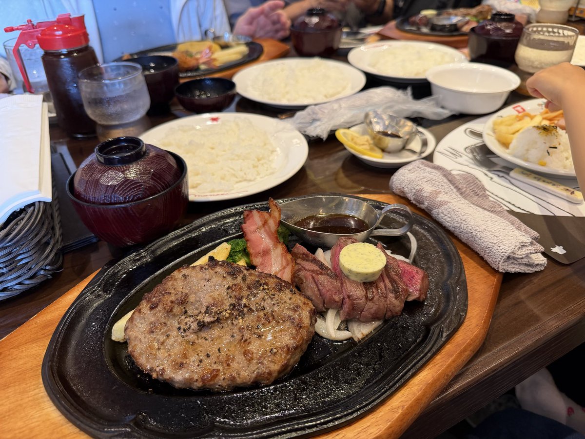 barikichii's tweet photo. 今日は誕生日なので、嫁方の両親に連れられて万世で祝ってもらった😊

走りに行くといって今日はまだ外を走れておりませぬ😇 https://t.co/AnIc8VHHYu