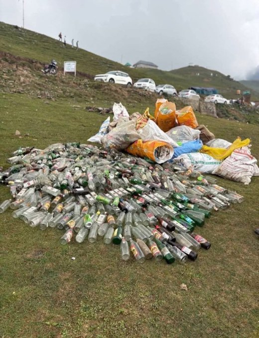 dhauladhar57421's tweet photo. 🚨 This is NOT an AI picture. This is real.
📍Parashar Lake, Mandi, Himachal Pradesh.
Beer bottles. Plastic. Garbage.
Our temples and mountains are not places to leave behind alcohol bottles and litter. Sacred places deserve respect, not pollution.
#Parashar #Mandi #Himachal https://t.co/8FaSf7pygA