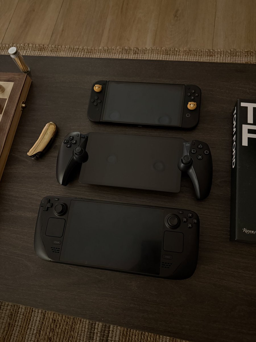 orsadolcee's tweet photo. Black handhelds are the best 🖤🎮 https://t.co/2S01BQ9yjz
