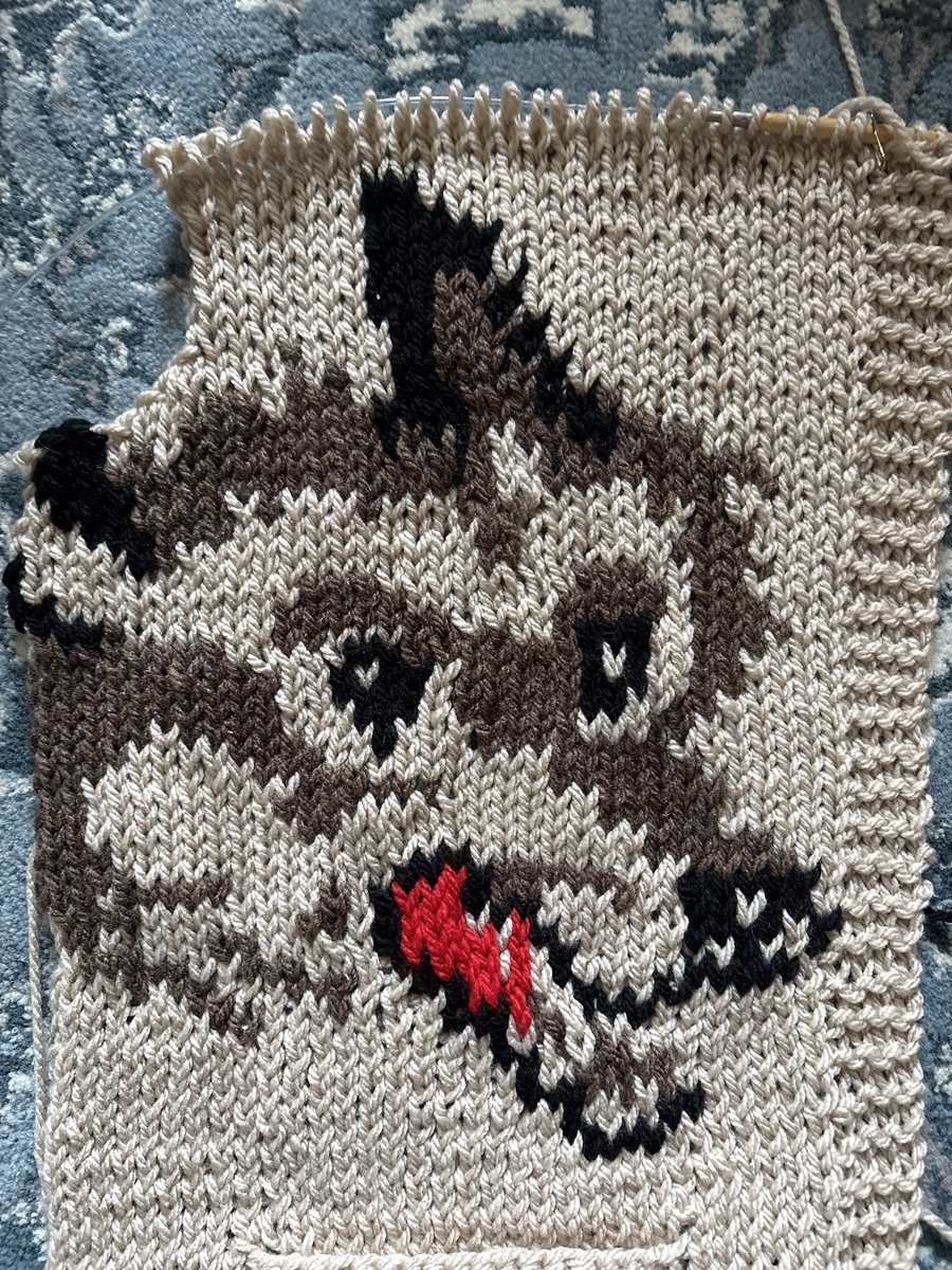 Pilates_battle's tweet photo. ポケット下の足跡マークを入れそびれてたからあとで刺繍しないといけないけど、1匹目のキツネ終わり。後は目を減らしたり伏せたり。編み物歴1ヶ月としては健闘した方では！ https://t.co/NQQJkpyoEf