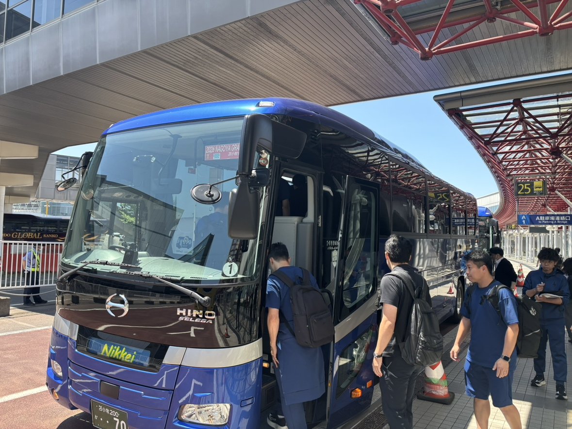 nge_official's tweet photo. 2026 #名古屋グランパス 苫小牧キャンプ supported by トヨタ自動車北海道

北海道に選手が到着🛬
2026/27シーズンを闘うために、しっかり準備してまいります👍

#grampus #グランパス
#トヨタ自動車北海道
#アイシン北海道
#札幌トヨタ自動車
#三五北海道 https://t.co/G6YKAGIGkK