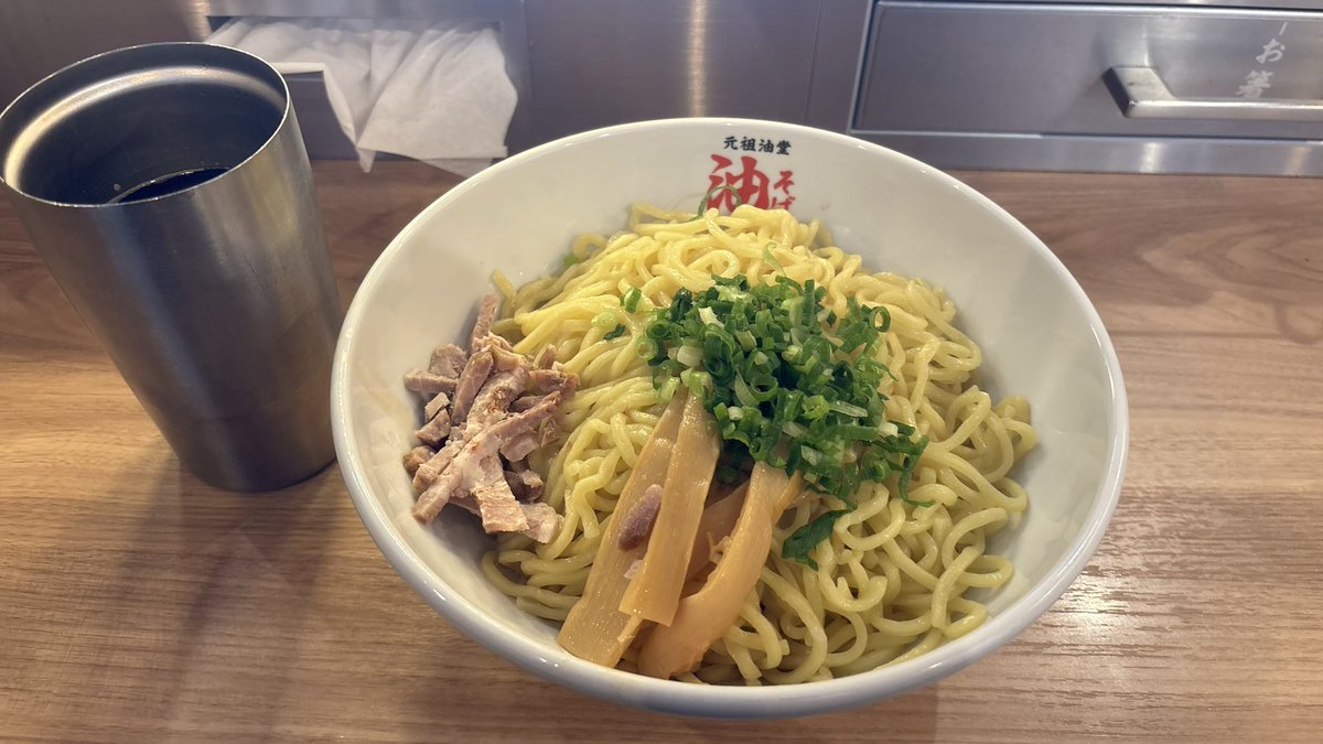 Nanchatte_'s tweet photo. 買い物しにお茶の水にきて元祖油そば。
特大、烏龍茶無料で880円。
並んで食った美味かった。
隣のおにやんまも並んでたな。 https://t.co/LT4DJorg6A