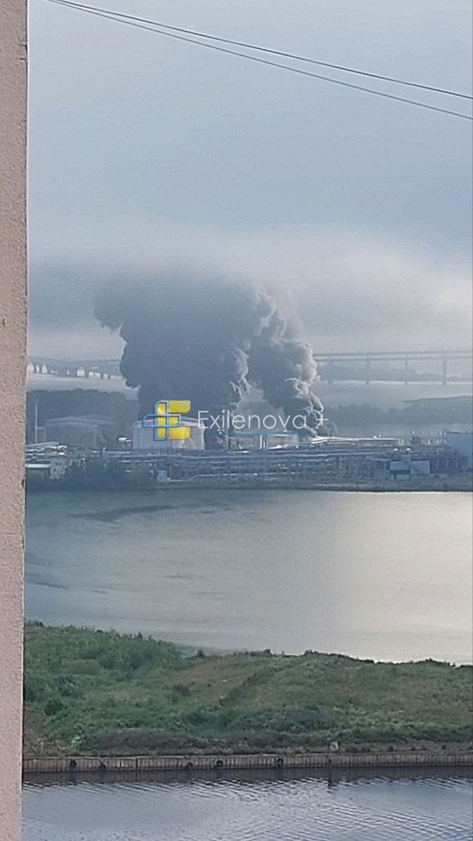 StratcomCentre's tweet photo. Overnight, Ukraine's Defense Forces targeted key Russian energy infrastructure overnight, striking a major oil terminal in St. Petersburg and igniting a large fire visible across the area.

The facility is among the largest oil terminals in the Baltic, operating 21 storage tanks with an annual handling capacity of approximately 12.5 million tons.