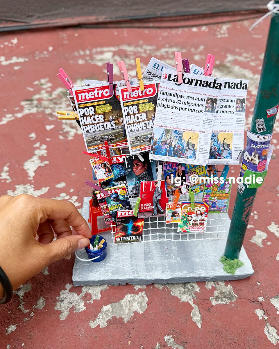 TaBeComicz's tweet photo. Puesto de revistas miniatura 📒

Me encantó poder hacer esta maqueta inspirada en un puesto de revistas agarradas por pinzas de ropa sobre una rejilla oxidada. A lado de un poste de luz, que si funciona, lleno de publicidad comida por la lluvia y el sol. https://t.co/PJQzryyqKo