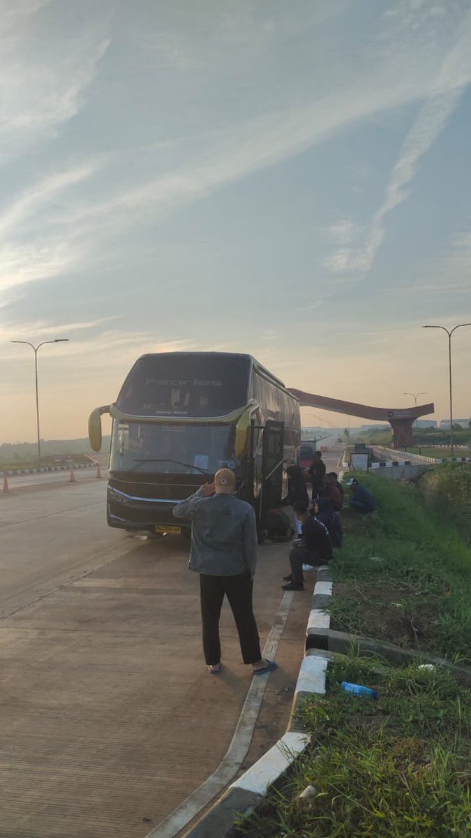 merapi_uncover's tweet photo. Izin aduan min karena pihak terkait tidak jelas kabarnya

Saat ini saya bersama penumpang yang lain masih luntang-lantung di pinggir jalan karena bus yang kami tumpangi yaitu PO AGUNG SEJATI yang di naungi oleh PT AGUNG SEJATI ABADI

Di tiket start dari jombor pukul 17.30
Namun bus baru datang pukul 18.45
Dari sini kami mulai curiga dengan kondisi bus
Ternyata pukul 03.00 kami masih tertahan di batang di rumah makan, ternyata rodanya bermasalah.
Pukul 04.45 kami baru jalan

Pukul 05.30 mobil bermasalah lagi, suspensi bocor
 Dan sampai sekarang pukul 07.15 tidak ada kejelasan apakah ada bus pengganti atau tidak

Kami tidak di beri kepastian
Sudah mengadu ke nomor pengaduan pusat namun jawabannya hanya menunggu

Sedangkan saya pribadi ada kerjaan di bogor siang ini

Alasan saya naik bus karena kalo perjalanan 12 jam, itu sudah banyak sper waktu menuju siang jam 13.00

Semoga Tim PT Agung Sejati Abadi membaca ini, mohon pertanggung jawabannya

Mohon di samarkan akun saya min
Terimakasih

Mohon di naikan ya min
Sampe sekarang kami masih gk jelas