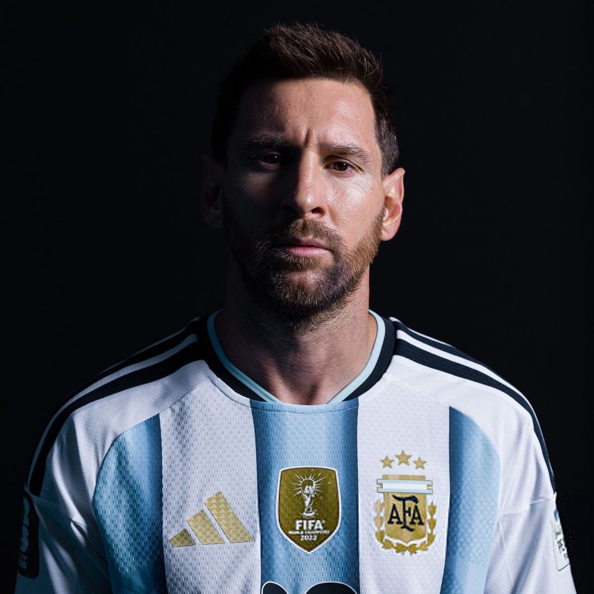 fcbfn_live's tweet photo. 🚨 𝗢𝗙𝗙𝗜𝗖𝗔𝗟: LIONEL MESSI HAS DONE IT AGAIN! 🐐🇦🇷

With his 9th FIFA World Cup assist, Lionel Messi has surpassed Diego Maradona to become the all-time leading assist provider in World Cup history! 🤯✨

Another historic milestone. Another record broken. The GOAT continues to rewrite football history on the biggest stage. 👑💙🤍
