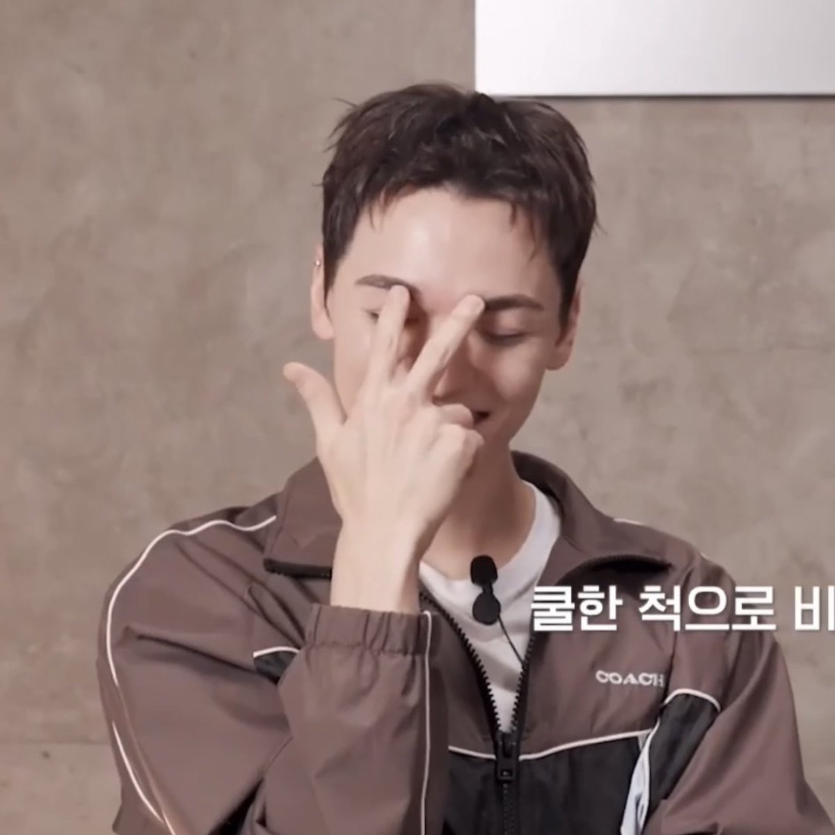 v_vPsycheros's tweet photo. 뿌도 콘에서 두 손가락으로 미간 늘리던 것도 ‘주름 생기겠다’가 이유였니 ㅋㅋㅋㅋㅋㅋㅋㅋㅋ
아 진짜 알다가도 모를 아기네 진짜 ㅋㅋㅋㅋㅋㅋㅋㅋㅋㅋ https://t.co/spGcG8Dub3