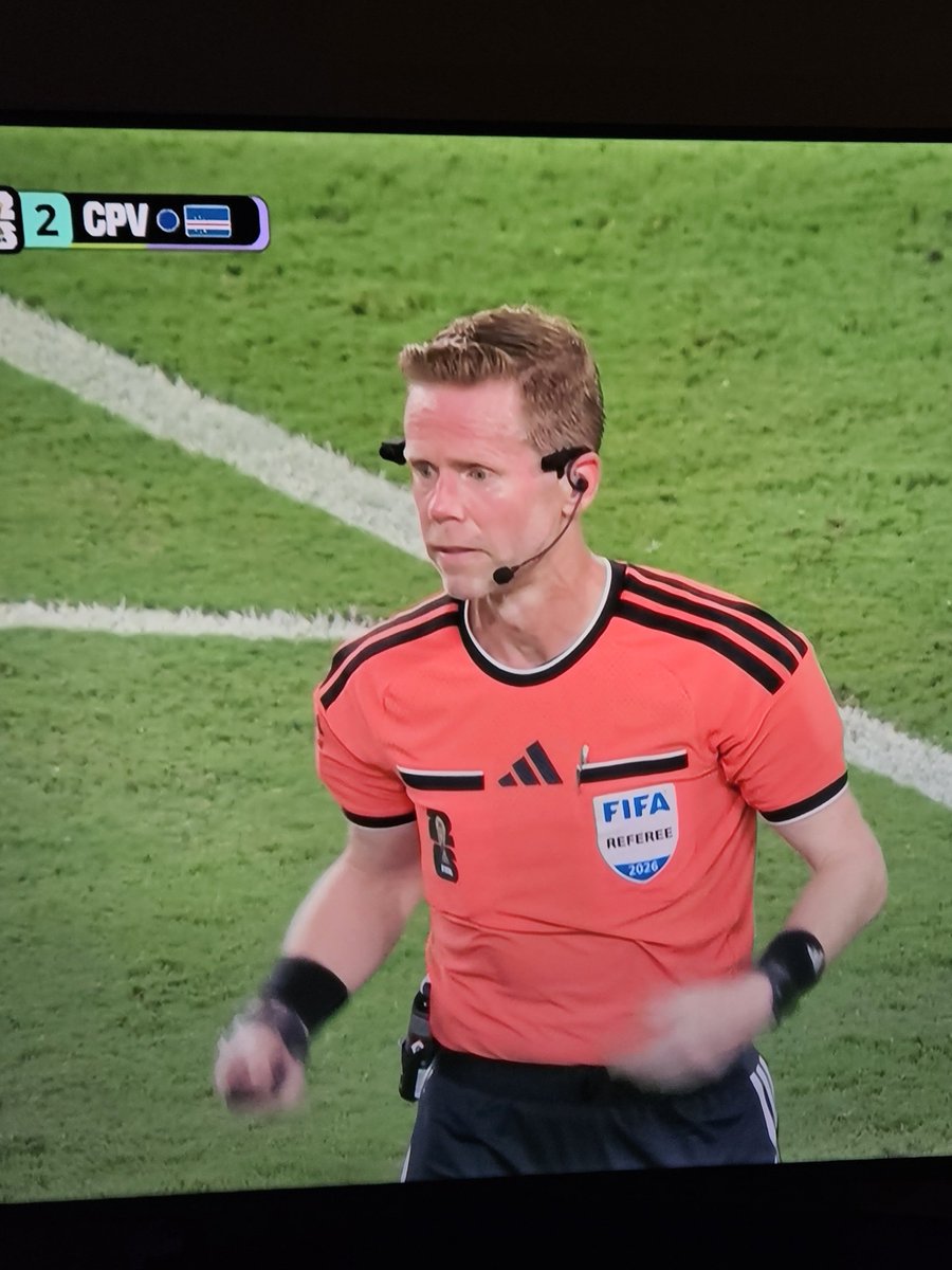 federric0's tweet photo. A todo esto nadie se dio cuenta de que el árbitro es Kevin Bacon. https://t.co/dI8phpOHOS