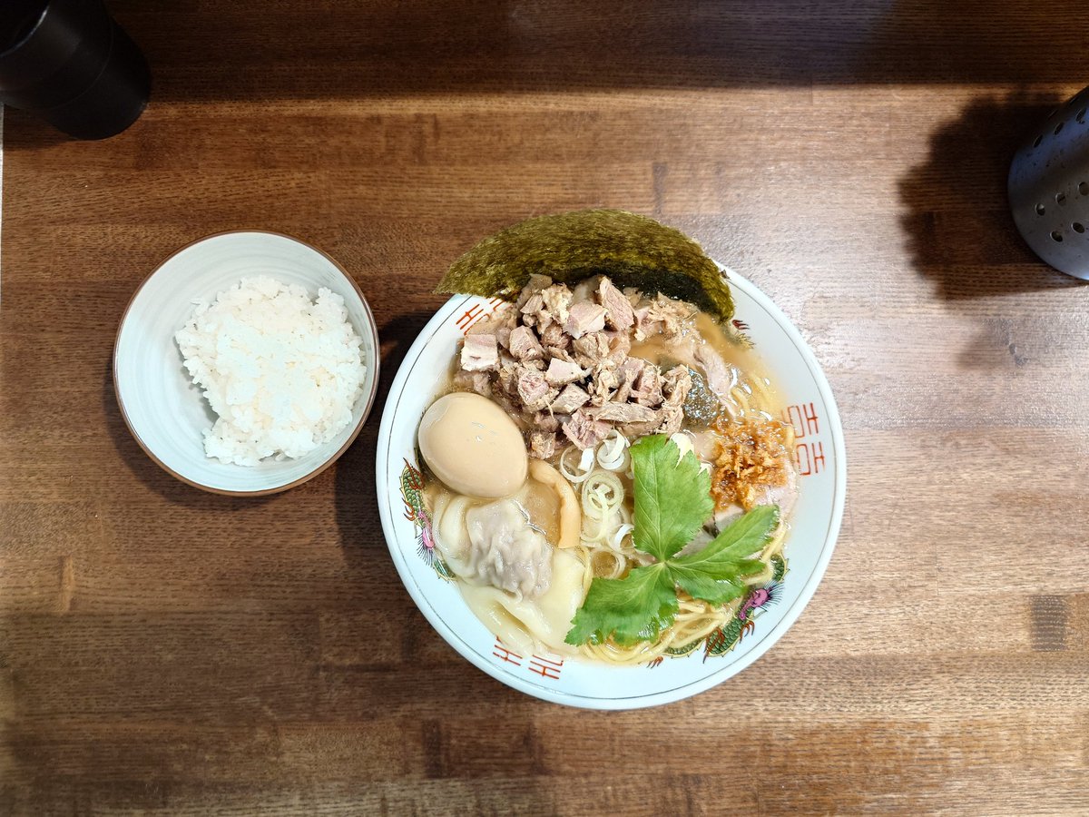 fuji_kou_0808's tweet photo. 本日の朝(26/7/4/土/①)は、一条流中華そば智颯さんへ～✨✨
 
カマスと鯵煮干しの中華そば(特製 塩)&はし肉&小ライスを～⤴️⤴️

【カマスと鯵煮干しの中華そば(特製 塩)&はし肉】
カマスや鯵の煮干しから抽出された旨味が満載なスープが美味しい～😋
喉越しが良い麺がスープとの相性が抜群で、チャーシューやはし肉、ワンタンや味玉等の各種トッピングもメチャウマ～🤩

【小ライス】
ライス🍚に、はし肉をのせて、スープをかけて食べると、物凄く美味い〜😄🙆

美味しい🍜、ご馳走様でした～🎵

#一条流中華そば智颯