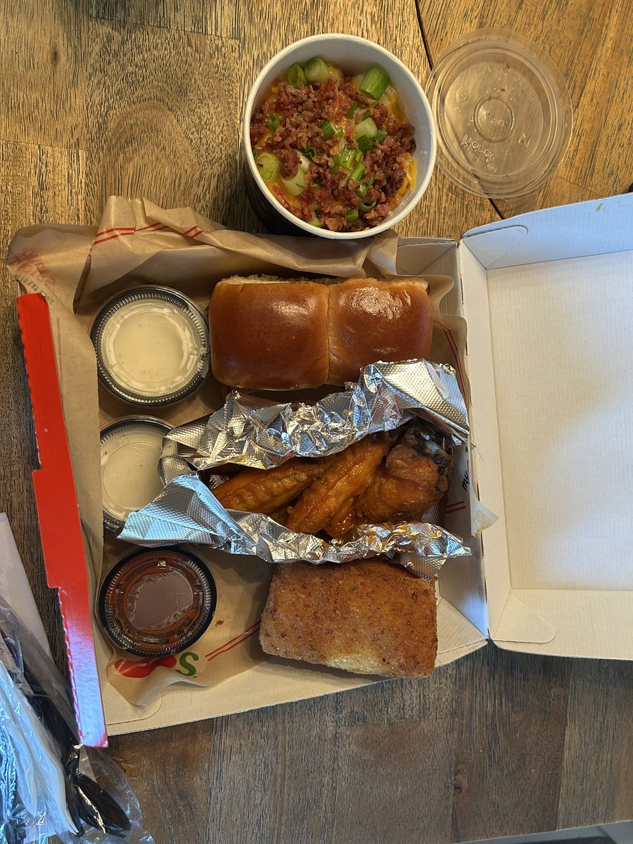 aninkie's tweet photo. salivating, drooling, starving, yearning, sweating, crying, whining, slobbering, desiring, frothing, craving, longing for this meal… nghnnm
#thankyouchilis
#tripledipper https://t.co/mGXKqoacM9