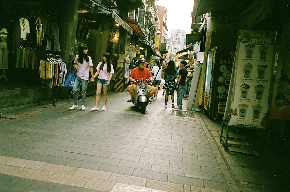 inao_toshiaki's tweet photo. WAIKIKI PHOTOGRAPH
taipei, taiwan
contax t2
street corners,
late afternoon,
everyday scenes.
#taipei #taiwan #contaxt2 #streetphotography #waikiki_inc_photograph https://t.co/aSrXwxYomc