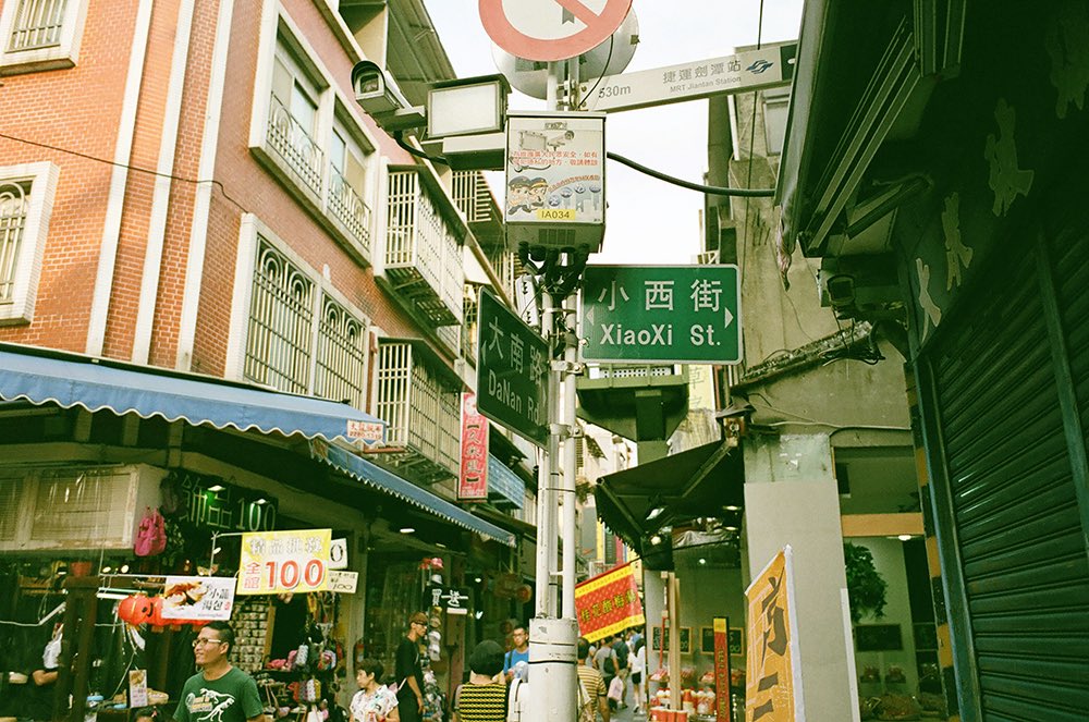 inao_toshiaki's tweet photo. WAIKIKI PHOTOGRAPH
taipei, taiwan
contax t2
street corners,
late afternoon,
everyday scenes.
#taipei #taiwan #contaxt2 #streetphotography #waikiki_inc_photograph https://t.co/aSrXwxYomc