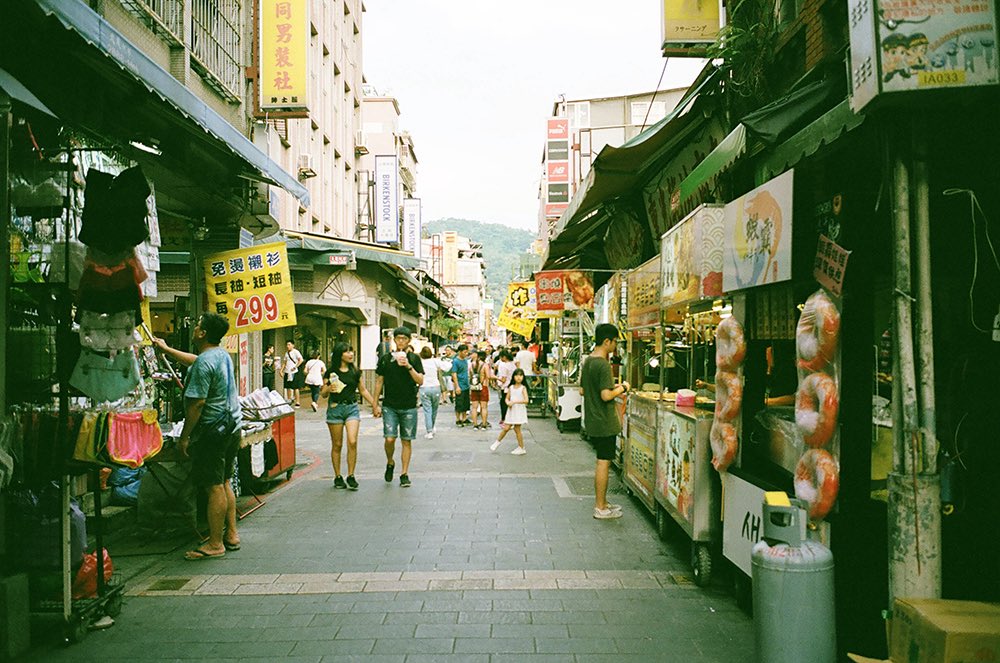 inao_toshiaki's tweet photo. WAIKIKI PHOTOGRAPH
taipei, taiwan
contax t2
street corners,
late afternoon,
everyday scenes.
#taipei #taiwan #contaxt2 #streetphotography #waikiki_inc_photograph https://t.co/aSrXwxYomc
