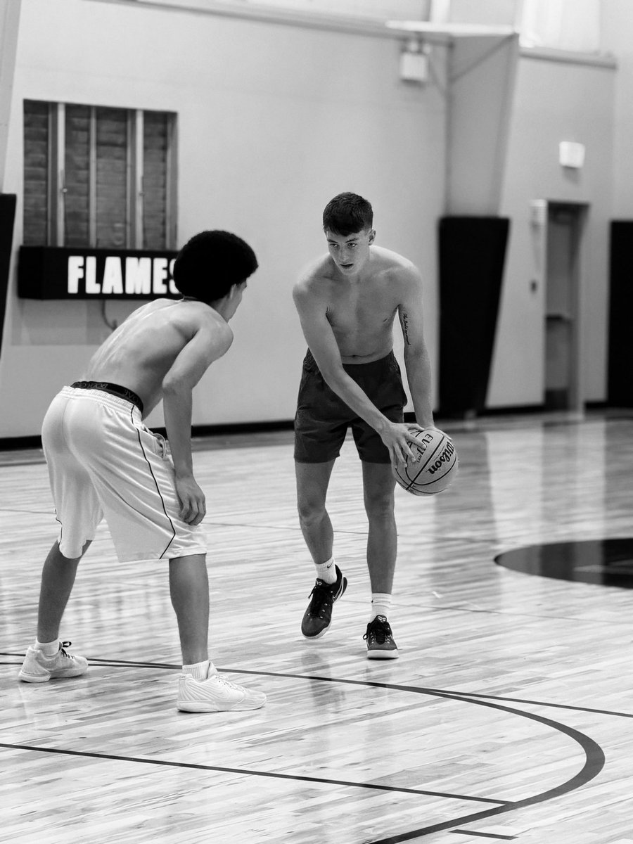 LRFlamesMBBall's tweet photo. Iron ⚔️ Iron

#LITFlames 

@JeremiahBell07 https://t.co/42gEdRoa20