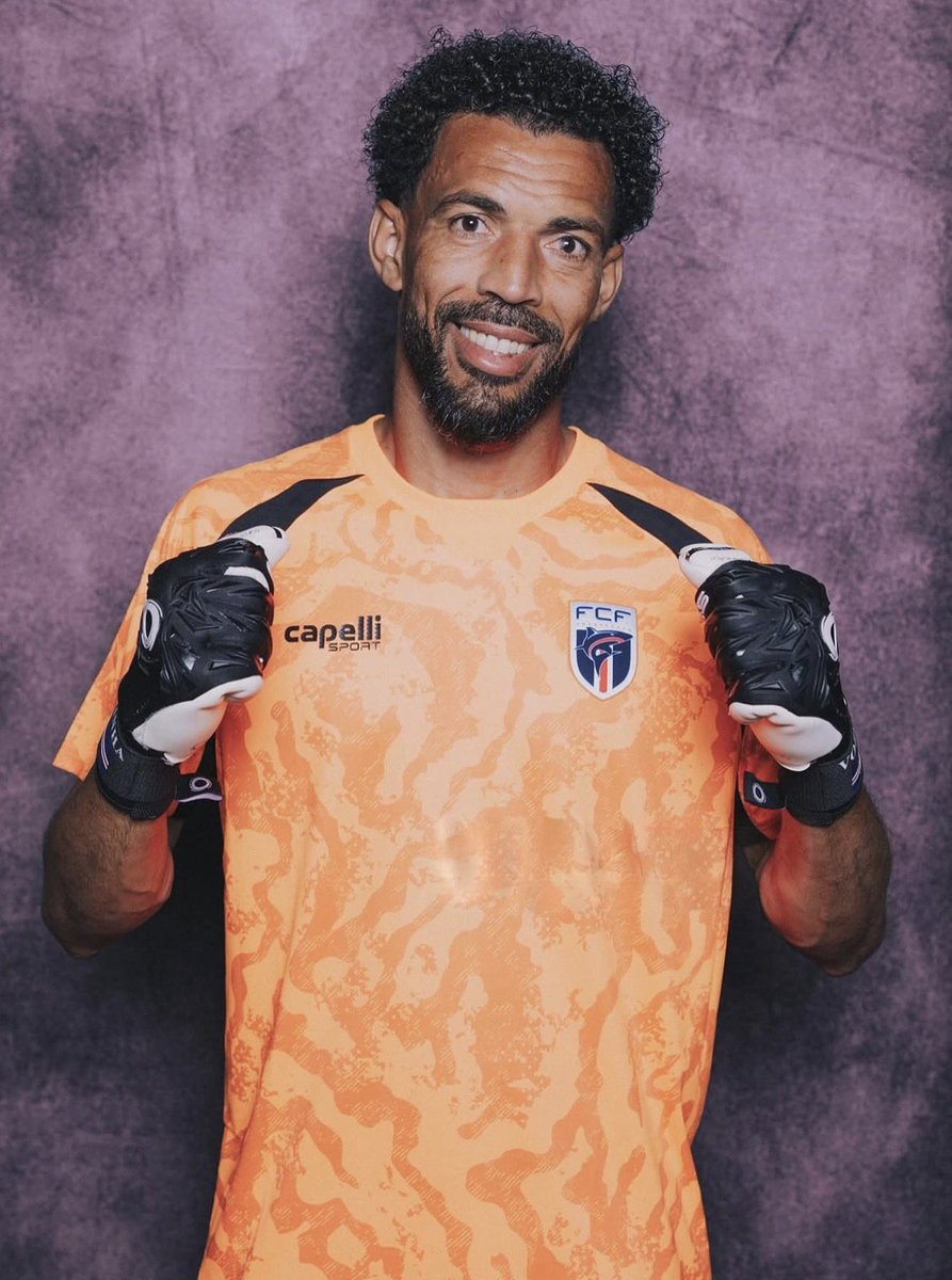 Teeniiola's tweet photo. If there’s one picture that deserves 1 million likes today, it’s Vozinha’s. What a performance. Give this legend his flowers. ❤️👏 https://t.co/vBio9memEm