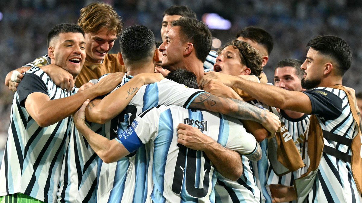 GoalJP_Official's tweet photo. 🇦🇷王者が120分の死闘を制す！🇨🇻

アルゼンチン、延長戦までもつれる死闘を制してラウンド16進出！メッシがワールドカップ最多ゴール記録を更新（20）。

初出場で大躍進、王者を最後まで苦しめたカーボベルデの冒険はラウンド32で終焉。

アルゼンチン 3-2 カーボベルデ https://t.co/IUHQ2EAatT