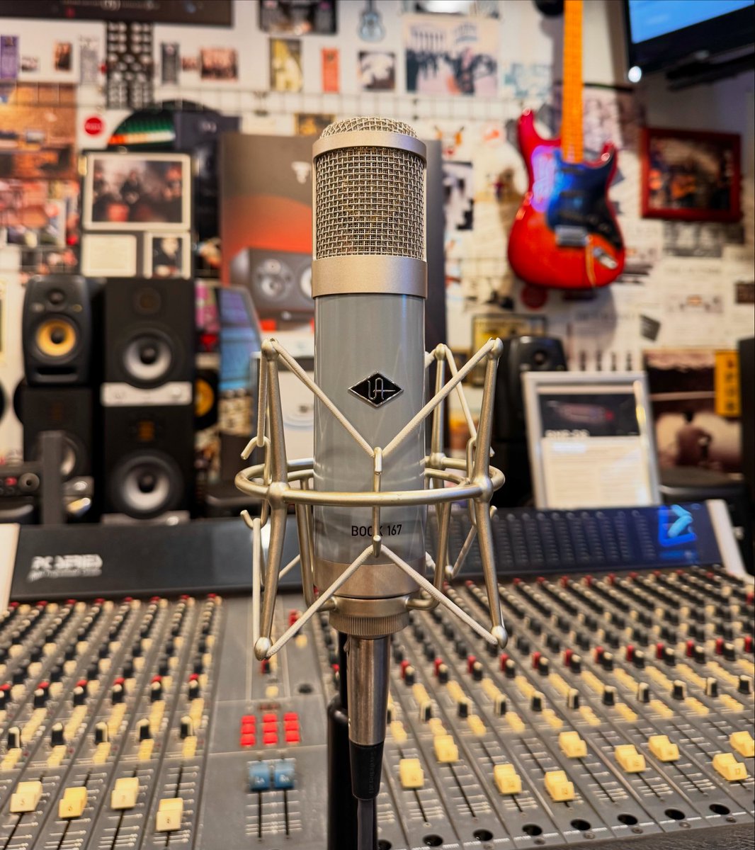 Sinamex's tweet photo. A premium, handcrafted, faithful recreation of the iconic Neumann U67 tube microphone, refined and enhanced by David Bock
Universal Audio Bock 167 (SGD 3,955) Large-diaphragm Tube Condenser Microphone / / https://t.co/uSQYyu6WYb https://t.co/8MHWlsuoS1