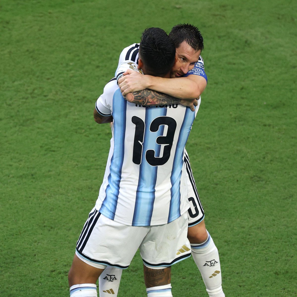 GabiASosa's tweet photo. #Argentina |🏴‍☠️🇦🇷 Con gol de Cristian Cuti Romero la selección le ganó 3-2 en los 120' a Cabo Verde. 

Mirá como levanta al capitán 🥹 https://t.co/IqKjMGG69A