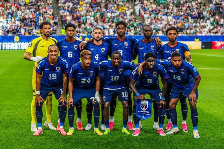 A_GMD's tweet photo. تتعب وانت تقول عنهم منتخب عظيم ..
لم يكتفي بوضع اسمه على الخارطة بل قدم اعظم ملحمة امام ابطال العالم ..

الكورة ليست فلوس وأسماء وامكانيات ،
الكورة روح وقتالية وثقة وجرأة ..

ذوبوا كل الفروقات وقالوا للعالم الكورة تقيمها الميادين لا احاديث الصحف والإعلاميين 

👏👏👏👏👏👏👏 https://t.co/821x0Qj2bH