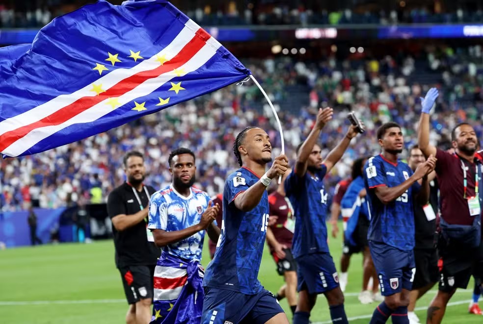 entreaspasfut's tweet photo. Cabo Verde foi gigante. Fez uma senhora Copa.

Além disso, jogar contra a arbitragem não é fácil. Mostrou para o mundo que essa Argentina, no primeiro duelo contra uma seleção minimamente organizada, sofreu.

Caiu, mas caiu atirando.👏🏼🇨🇻 https://t.co/vEAmk3o8JZ