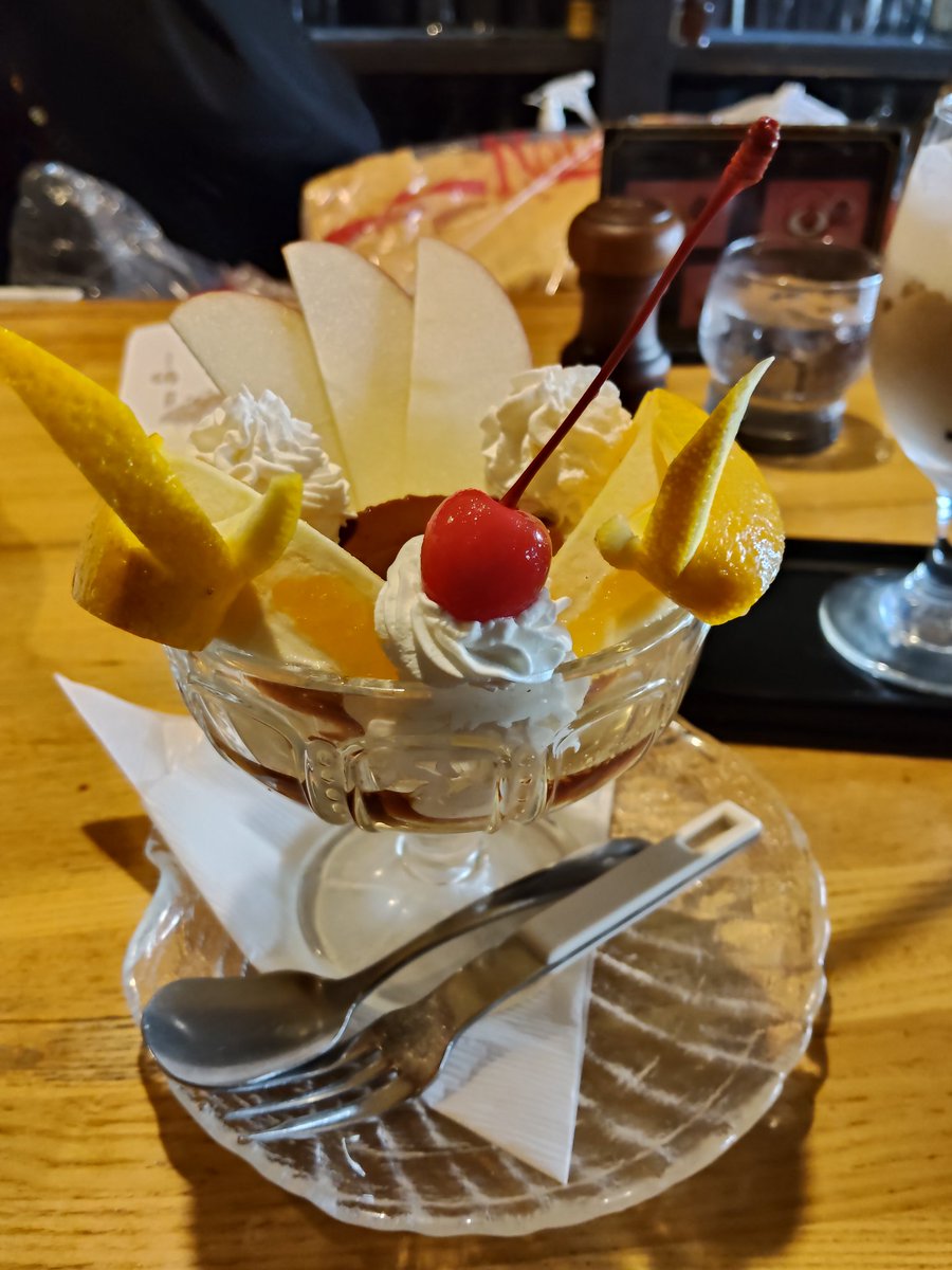 syokoneh's tweet photo. 追加で自家製プリン頼んじゃいました。ん？アラモード頼んだっけ？のフルーツモリモリっぷりw

プリン＆クリーム固めの好きなタイプウマウマ!!　フルーツも新鮮ジューシ♪

帰り際、マスターに百名店入りおめでとございますとお伝えしたら、上野の王城さん経由で知ったとかw　盾の到着を楽しみですね♪ https://t.co/H4D2J4AzpQ