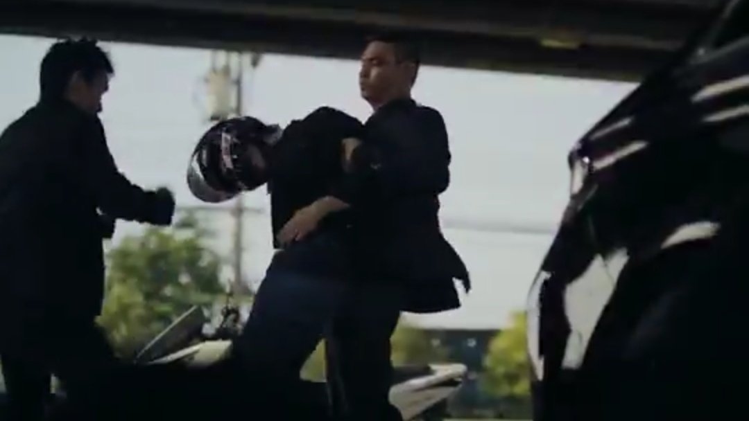 milkwithbiscuit's tweet photo. just niran and saint showing their fiercest side and their INSANE fighting skills whenever pete and shin are in danger: https://t.co/flXh79wmee
