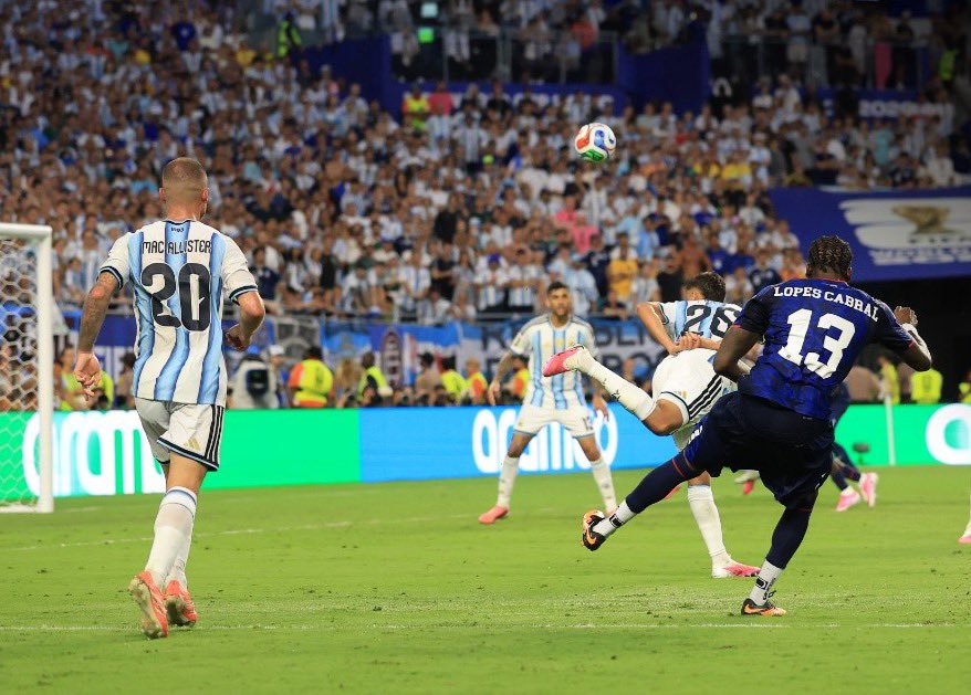 ITROriginal's tweet photo. 🚨 CABO VERDE SE VA DEL MUNDIAL, PERO SE GANA EL APLAUSO DEL PLANETA

🇦🇷 Argentina logró imponerse 3-2 en el tiempo extra y aseguró su boleto a los octavos de final, luego de un intenso duelo en el que Cabo Verde la llevó al límite.

🇨🇻 El combinado africano cerró una participación inolvidable al plantarle cara a Uruguay, España y Argentina, tres selecciones campeonas del mundo, demostrando que podía competir al más alto nivel.

❤️ No consiguió la clasificación, pero sí algo igual de valioso: el reconocimiento de millones de aficionados que vieron en Cabo Verde a una de las grandes revelaciones del Mundial 2026.