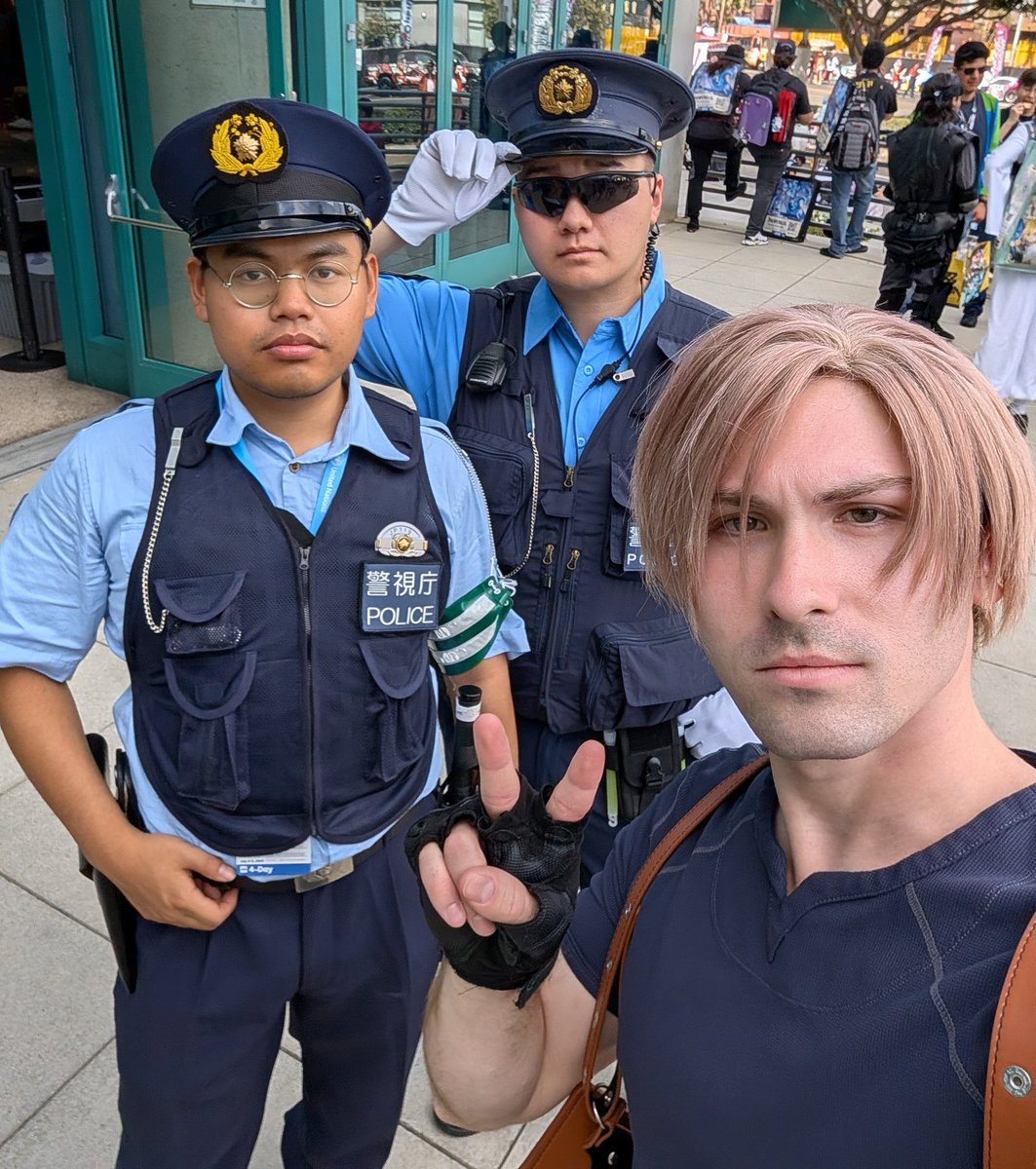 uggabuh's tweet photo. ロスで東京メトロの警官見つけた @BushidoAiji

#REBHFun #レオンSケネディ #バイオハザード #ResidentEvil #コスプレ https://t.co/032kDsshZQ