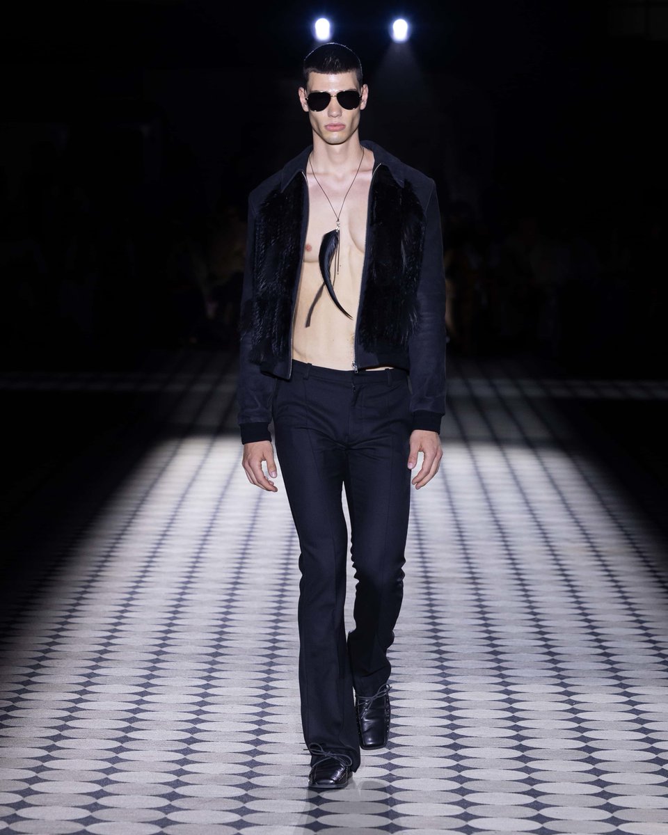 MaleFashTrends's tweet photo. La audacia técnica que redefine la silueta urbana de UNVAIN es una oda a la funcionalidad extrema #PV27 #SS27 #BFW https://t.co/oIOMFz9XmX https://t.co/2ucIy87IuY