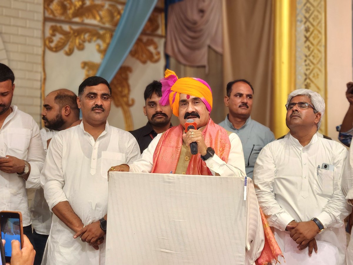 drnarottammisra's tweet photo. भारतीय जनता पार्टी 'सबका साथ, सबका विकास' के ध्येय वाक्य को चरितार्थ करते हुए समाज के हर वर्ग के कल्याण के लिए प्रतिबद्ध है। आज दतिया में गुर्जर समाज द्वारा आयोजित अभिनंदन एवं पत्रकार सम्मान समारोह में सम्मिलित हुआ। इस अवसर पर समस्त पत्रकार साथियों को सम्मानित किया। कार्यक्रम में भाजपा जिलाध्यक्ष श्री रघुवीर सिंह कुशवाहा जी, श्री लोकेन्द्र सिंह नागर जी, श्री यतेंद्र सिंह गुर्जर जी, श्री दिलिप गुर्जर जी, नगर पालिका अध्यक्ष श्री प्रशांत ढेंगुला जी एवं गुर्जर समाज के आत्मीयजन और गणमान्य नागरिक उपस्थित रहे।