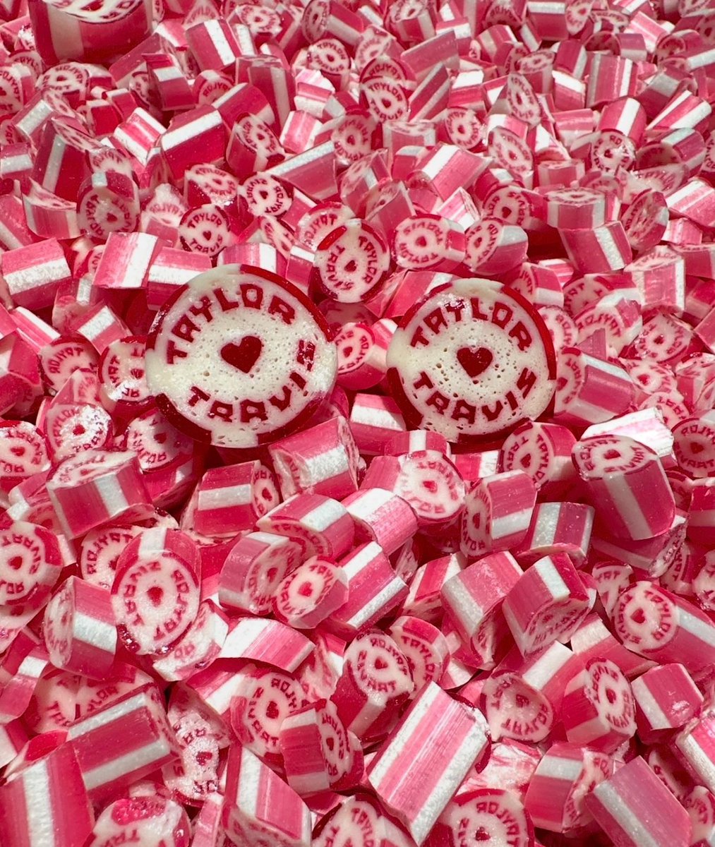 EstiloDF's tweet photo. Ellos fueron los encargados de crear un pedido muy especial lleno de caramelos para la boda de Taylor Swift y Travis Kelce, y compartieron su emoción por formar parte de uno de los días más importantes de la pareja. 💍✨ ¿Qué te pareció este detalle? 😍

Foto por: stickylollies https://t.co/LdXNMCPu5N