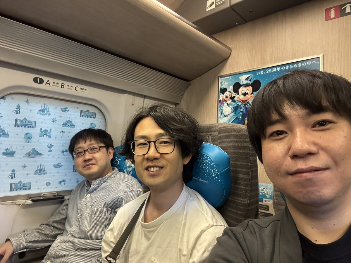 TOMOHIROFATMAN's tweet photo. 仲良しバンド、これから函館向かいます。ディズニーではない。みんなよろしくね！ https://t.co/WRMBgkYVUa