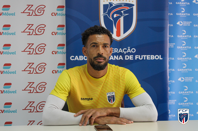 centraldoboga's tweet photo. coloque este jogador sendo anunciado no santos (logo do santos da imagem 2), mude as cores do fundo para as cores do santos nao cometa erros https://t.co/B18E74gbHt