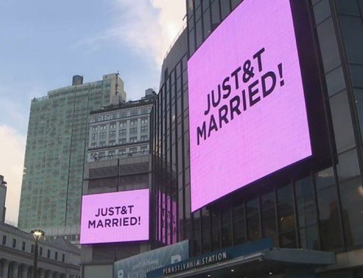 TheTSDaily's tweet photo. Just two minutes after Taylor Swift announced she was officially married to Travis Kelce, rain began pouring down.

According to tradition, rain on your wedding day is considered a symbol of good luck and a long-lasting marriage. 💍🤍 https://t.co/GqyJSAlkhS